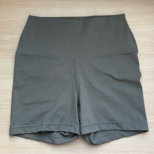 Women's High-Waist Performance Shorts in Olive